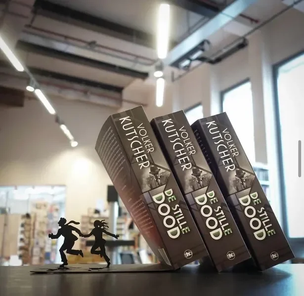 תומכי ספרים עם לוגו גיבורי על